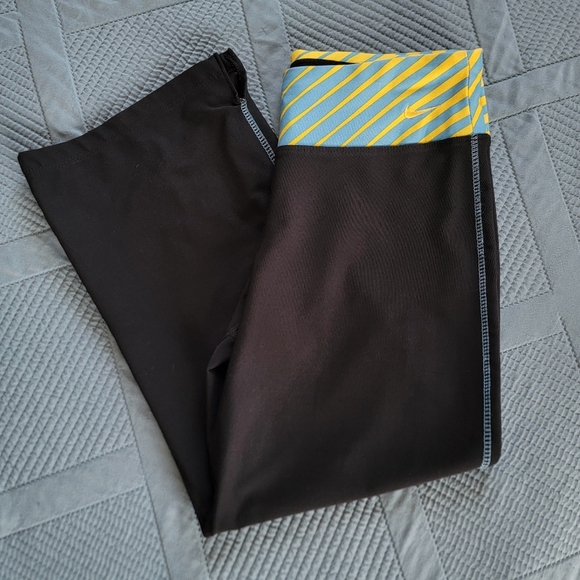 Nike Fit Dry Capri Women's Small Athletic Pants - Picture 1 of 8